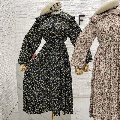 Modern női ruha virágos motívumokkal és gombokkal fekete, zöld és bézs színben