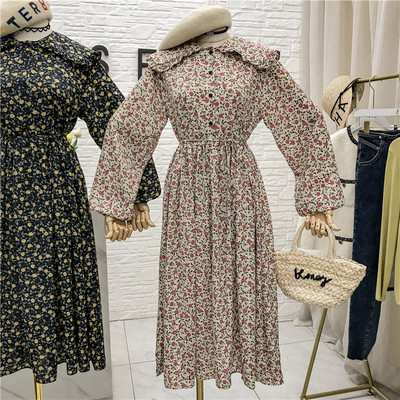 Modern női ruha virágos motívumokkal és gombokkal fekete, zöld és bézs színben