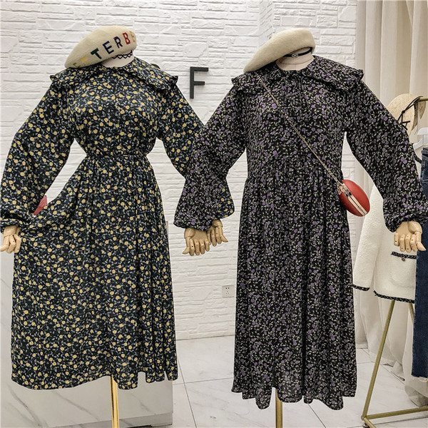 Modern női ruha virágos motívumokkal és gombokkal fekete, zöld és bézs színben