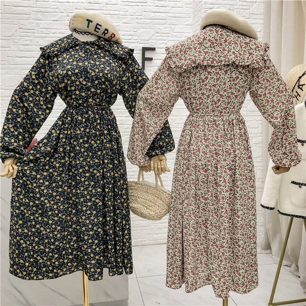 Modern női ruha virágos motívumokkal és gombokkal fekete, zöld és bézs színben