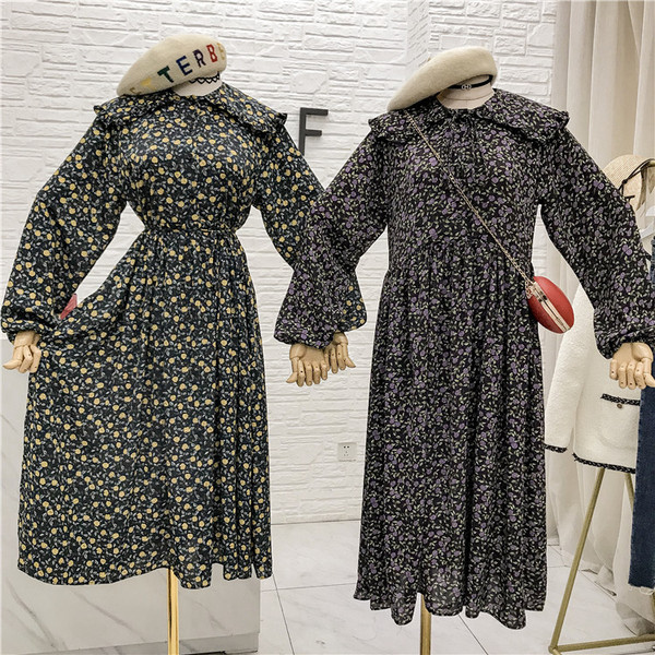 Modern női ruha virágos motívumokkal és gombokkal fekete, zöld és bézs színben