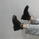 Női lakkcsizma csattal és fűzős fekete színben