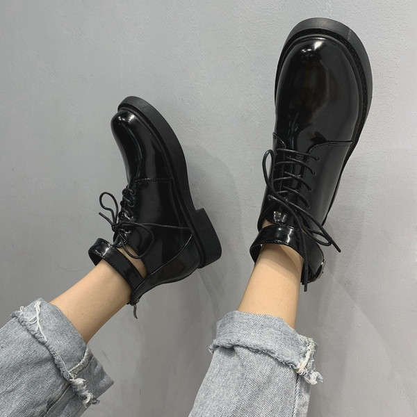 Női lakkcsizma csattal és fűzős fekete színben