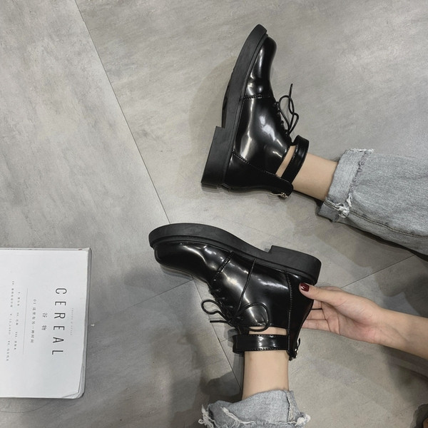 Női lakkcsizma csattal és fűzős fekete színben