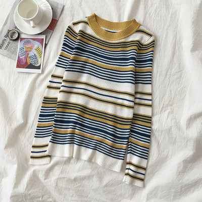 Csíkos női pulóver két színben, ovális nyakkivágással és hosszú ujjal