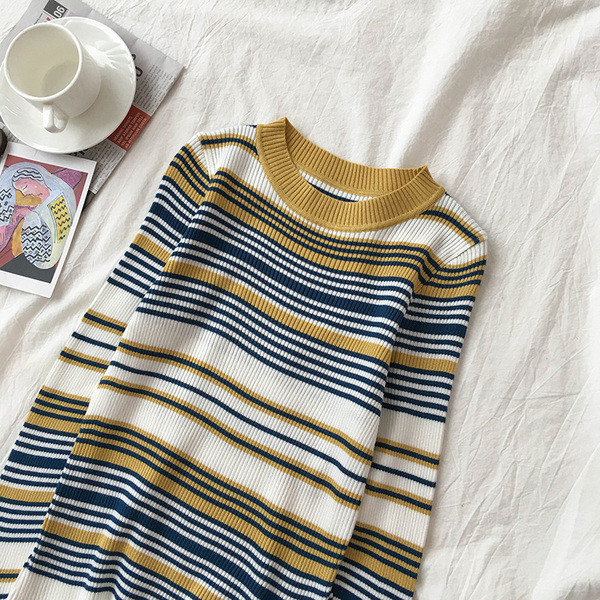 Csíkos női pulóver két színben, ovális nyakkivágással és hosszú ujjal