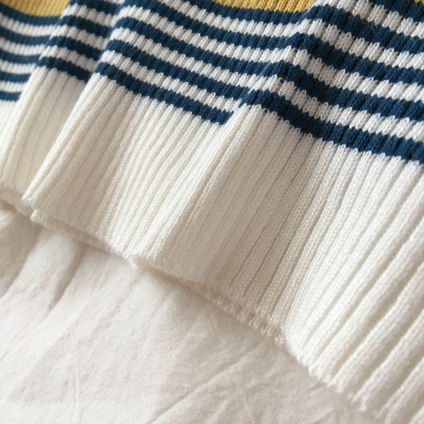 Csíkos női pulóver két színben, ovális nyakkivágással és hosszú ujjal