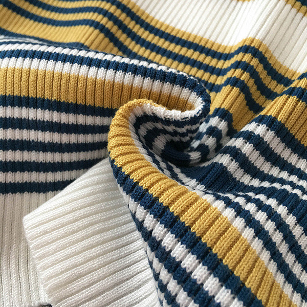 Csíkos női pulóver két színben, ovális nyakkivágással és hosszú ujjal