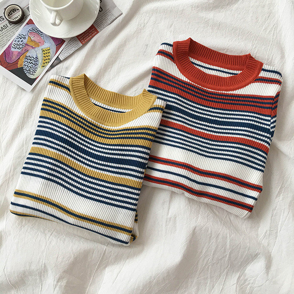 Csíkos női pulóver két színben, ovális nyakkivágással és hosszú ujjal