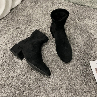 Modern női csizma eco velúr sarokkal, bézs és fekete színben