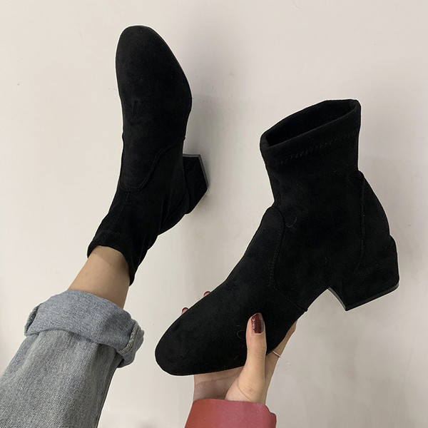 Modern női csizma eco velúr sarokkal, bézs és fekete színben