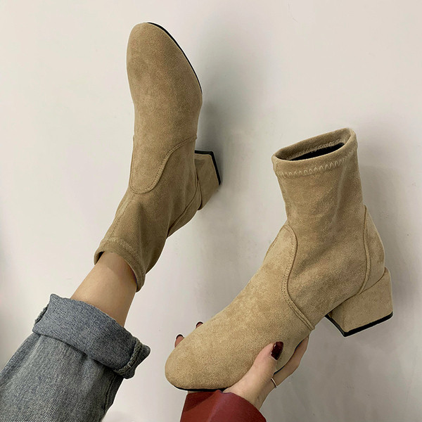 Modern női csizma eco velúr sarokkal, bézs és fekete színben