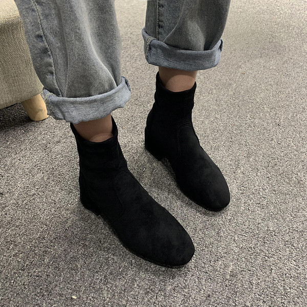 Modern női csizma eco velúr sarokkal, bézs és fekete színben