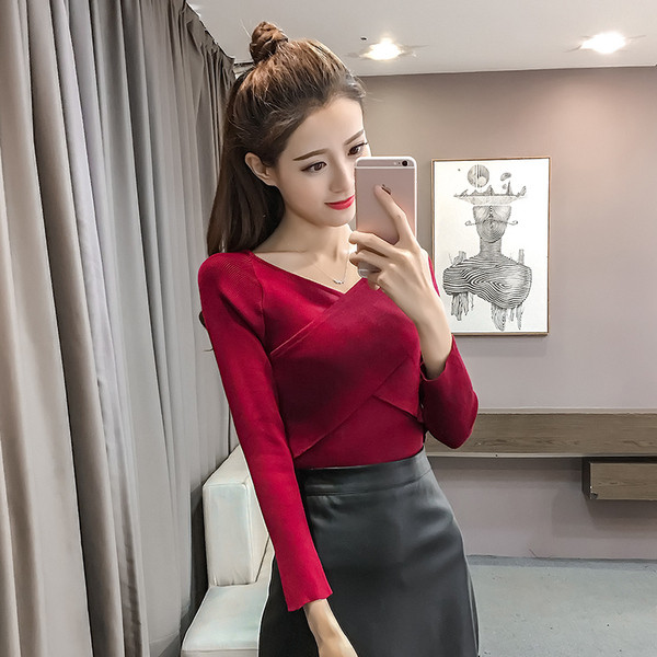 Piros, szürke és fekete női blúz V-nyakkal