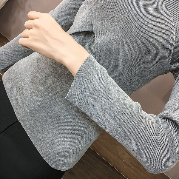 Piros, szürke és fekete női blúz V-nyakkal