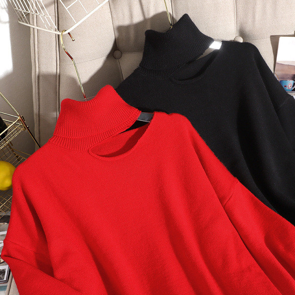 Női pulóver kivágott résszel, magas gallérral piros, fehér és fekete színben