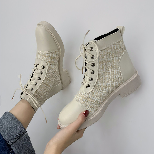 Öko bőrből és textilből készült női őszi csizma fehér és fekete színben