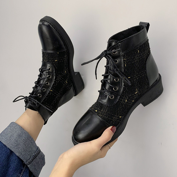 Öko bőrből és textilből készült női őszi csizma fehér és fekete színben