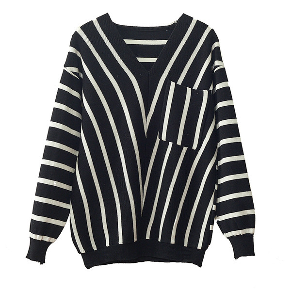 Női csíkos blúz spitz nyakkivágással, fekete-fehér színben