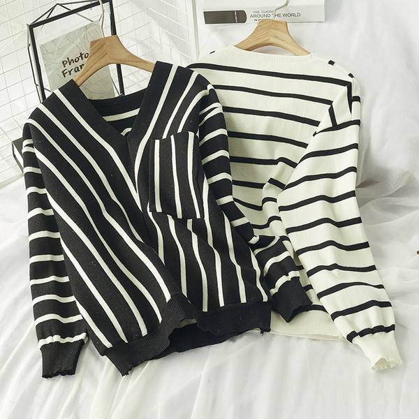 Női csíkos blúz spitz nyakkivágással, fekete-fehér színben