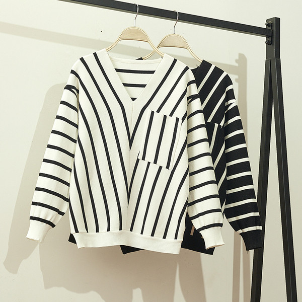 Női csíkos blúz spitz nyakkivágással, fekete-fehér színben