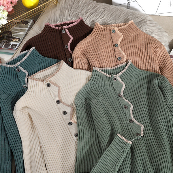 Alkalmi női pulóver gombokkal és pólógallérral