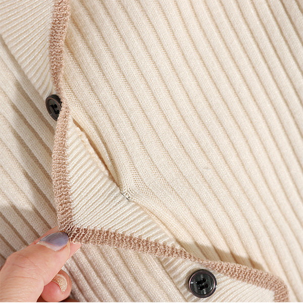 Alkalmi női pulóver gombokkal és pólógallérral