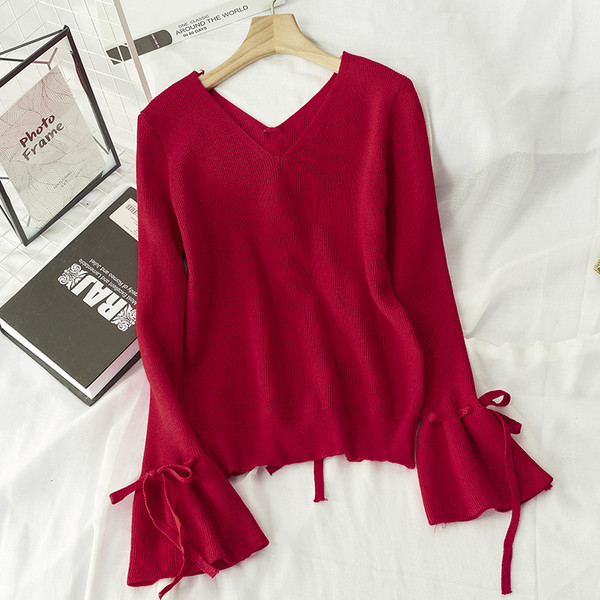 Bluză de toamnă de damă cu decolteu spitz și legături la mâneci