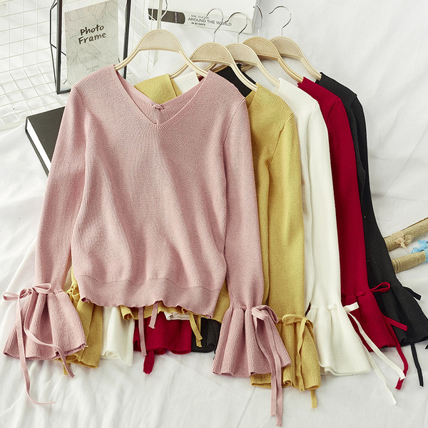 Bluză de toamnă de damă cu decolteu spitz și legături la mâneci