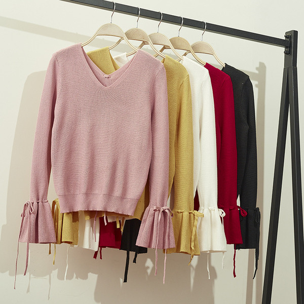 Bluză de toamnă de damă cu decolteu spitz și legături la mâneci