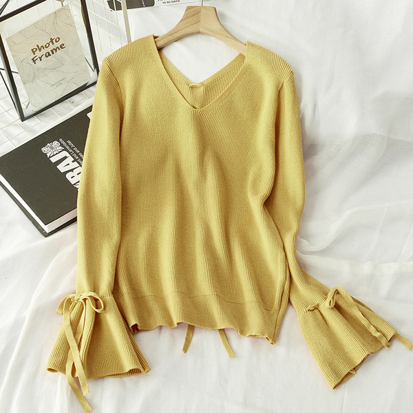 Bluză de toamnă de damă cu decolteu spitz și legături la mâneci