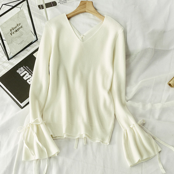 Bluză de toamnă de damă cu decolteu spitz și legături la mâneci