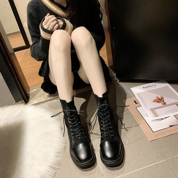 Bézs és fekete színű, fűzős női őszi csizma