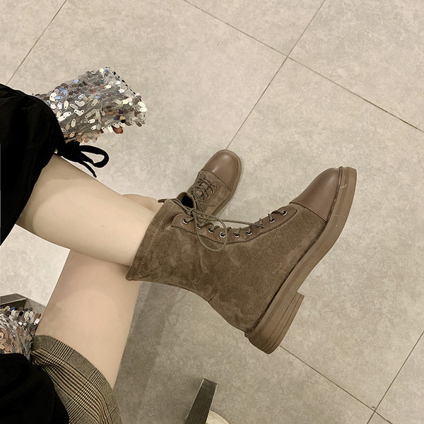 Bézs és fekete színű, fűzős női őszi csizma