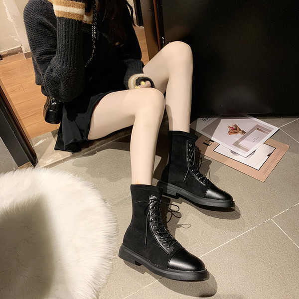 Bézs és fekete színű, fűzős női őszi csizma