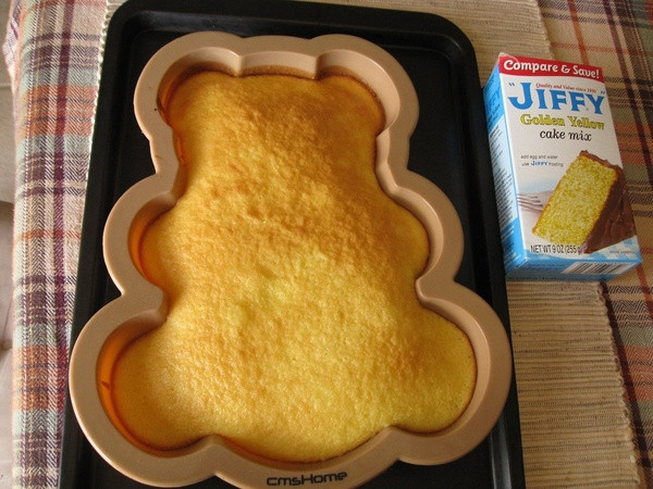 Tava de copt 3D din silicon potrivita pentru tort si cupcake in albastru si galben - Ursul