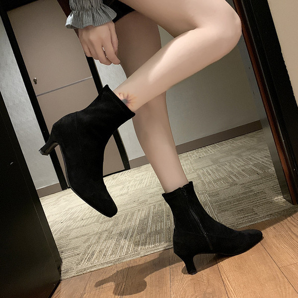 Ghete de dama elegante cu toc mic din piele intoarsa ecologica de culoare maro si negru