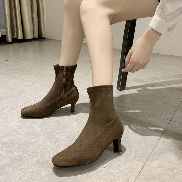 Ghete de dama elegante cu toc mic din piele intoarsa ecologica de culoare maro si negru