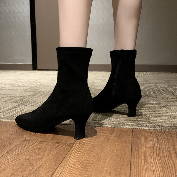 Ghete de dama elegante cu toc mic din piele intoarsa ecologica de culoare maro si negru