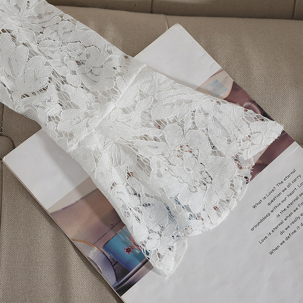 Csipke ing gombokkal és kövekkel fehér és fekete színben