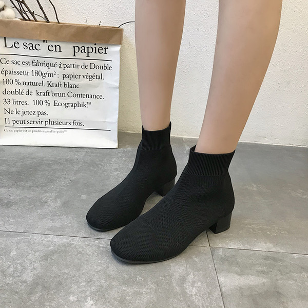 Alacsony sarkú, textil típusú zokniból készült női alkalmi csizma