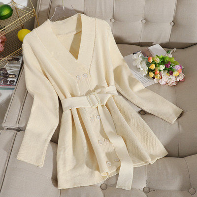 Női mellény gombokkal és övvel fehér, barna és fekete színben