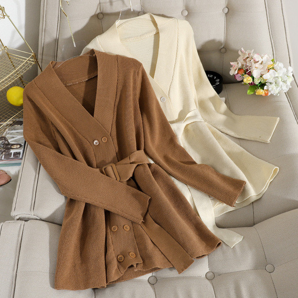 Női mellény gombokkal és övvel fehér, barna és fekete színben