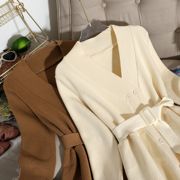 Női mellény gombokkal és övvel fehér, barna és fekete színben