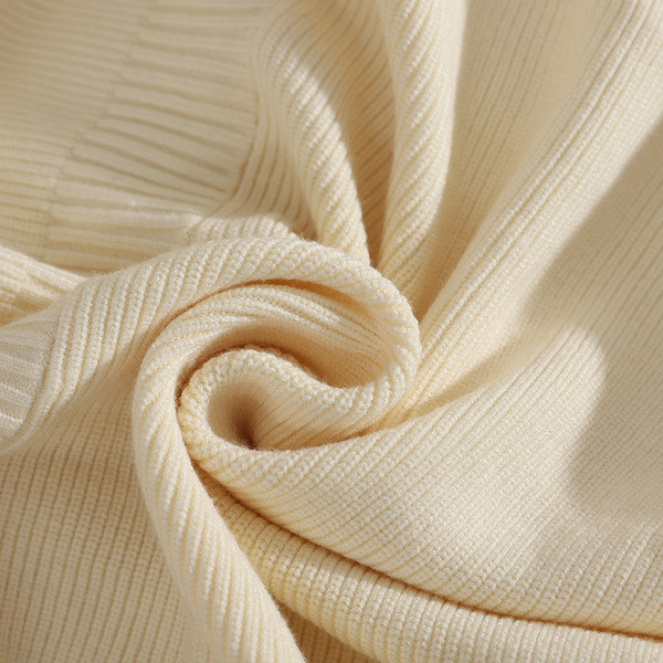 Női mellény gombokkal és övvel fehér, barna és fekete színben