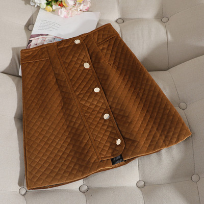 Női téli szoknya magas derékkal és gombokkal