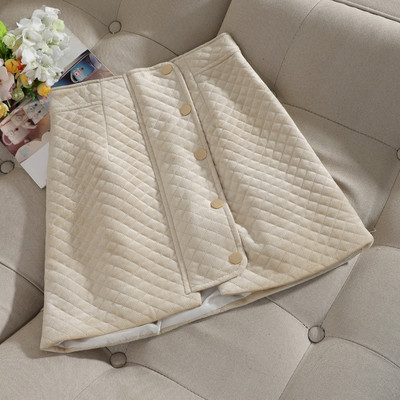 Női téli szoknya magas derékkal és gombokkal