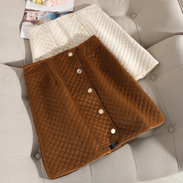 Női téli szoknya magas derékkal és gombokkal