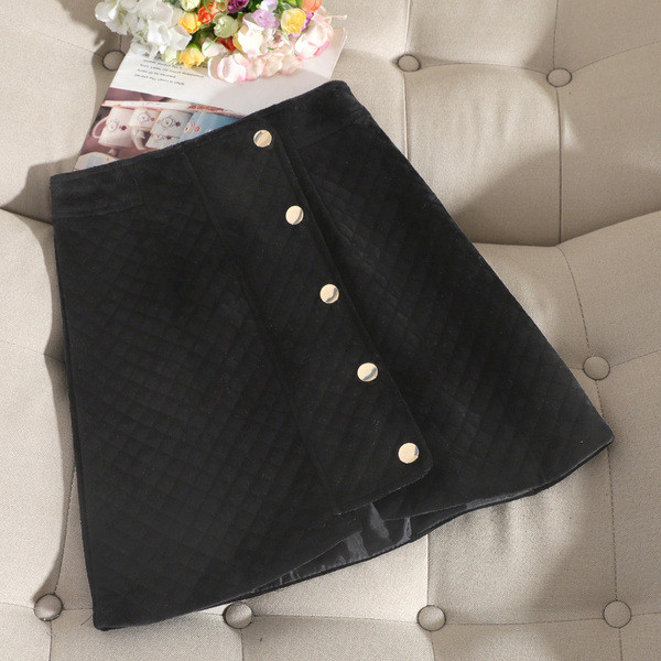 Női téli szoknya magas derékkal és gombokkal