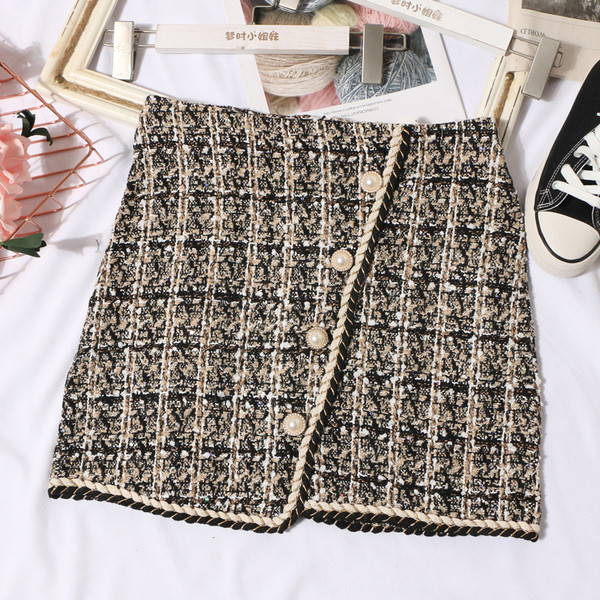 Fusta scurta in carouri in doua culori cu nasturi si talie inalta